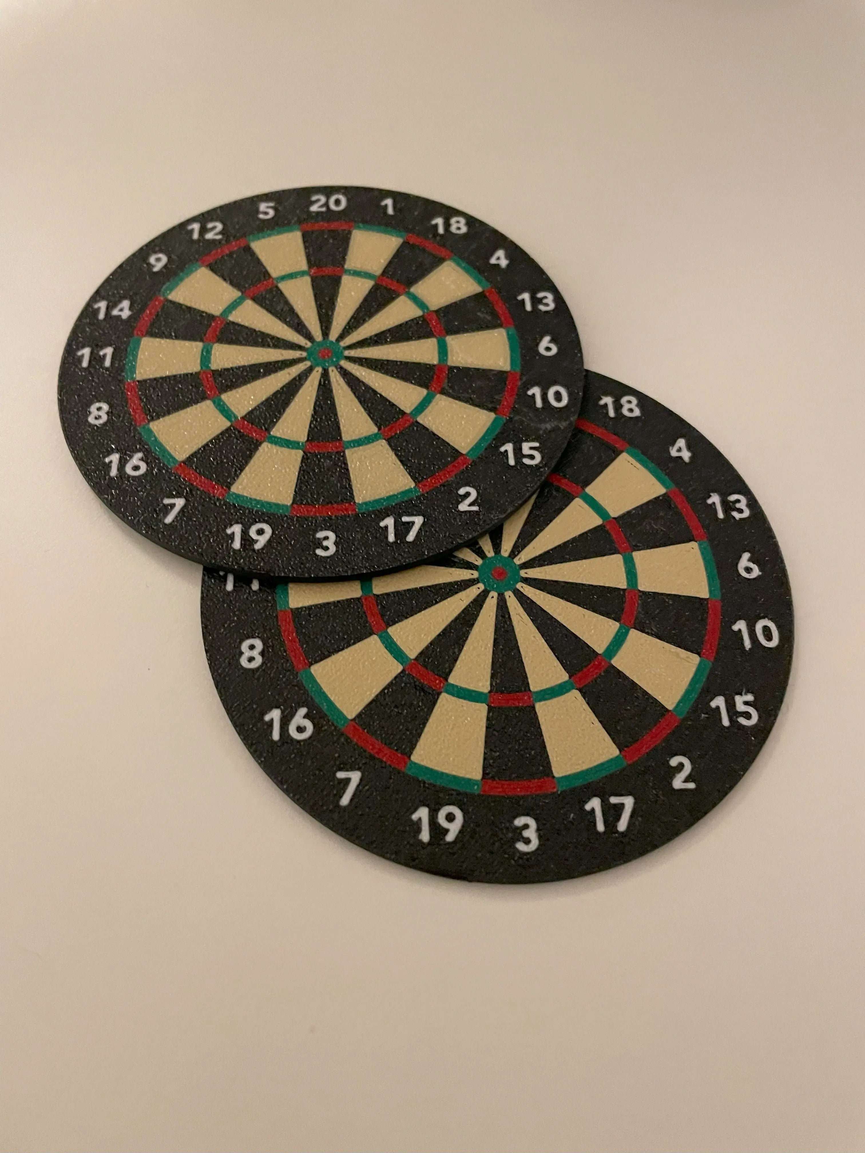20241215_161Invisible-Darts-Bierdeckel-Untersetzer-Dartboard-2-Stueck_gestapelt523747_iOSInvisible-Darts-Bierdeckel-Untersetzer-Dartboard-2-Stueck-gestapelt