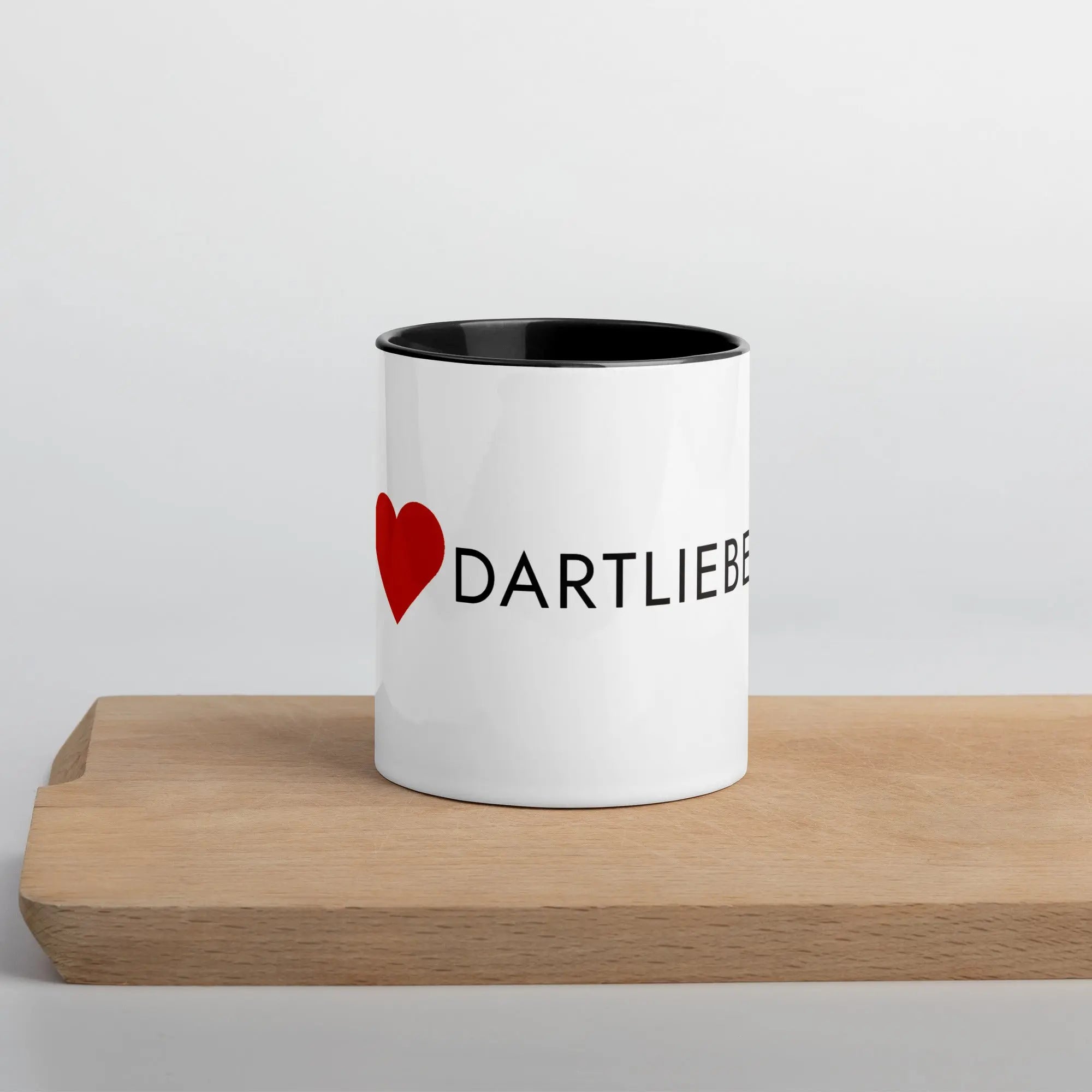 Darttasse Dartliebe Produktansicht von Vorne auf Holzbrett