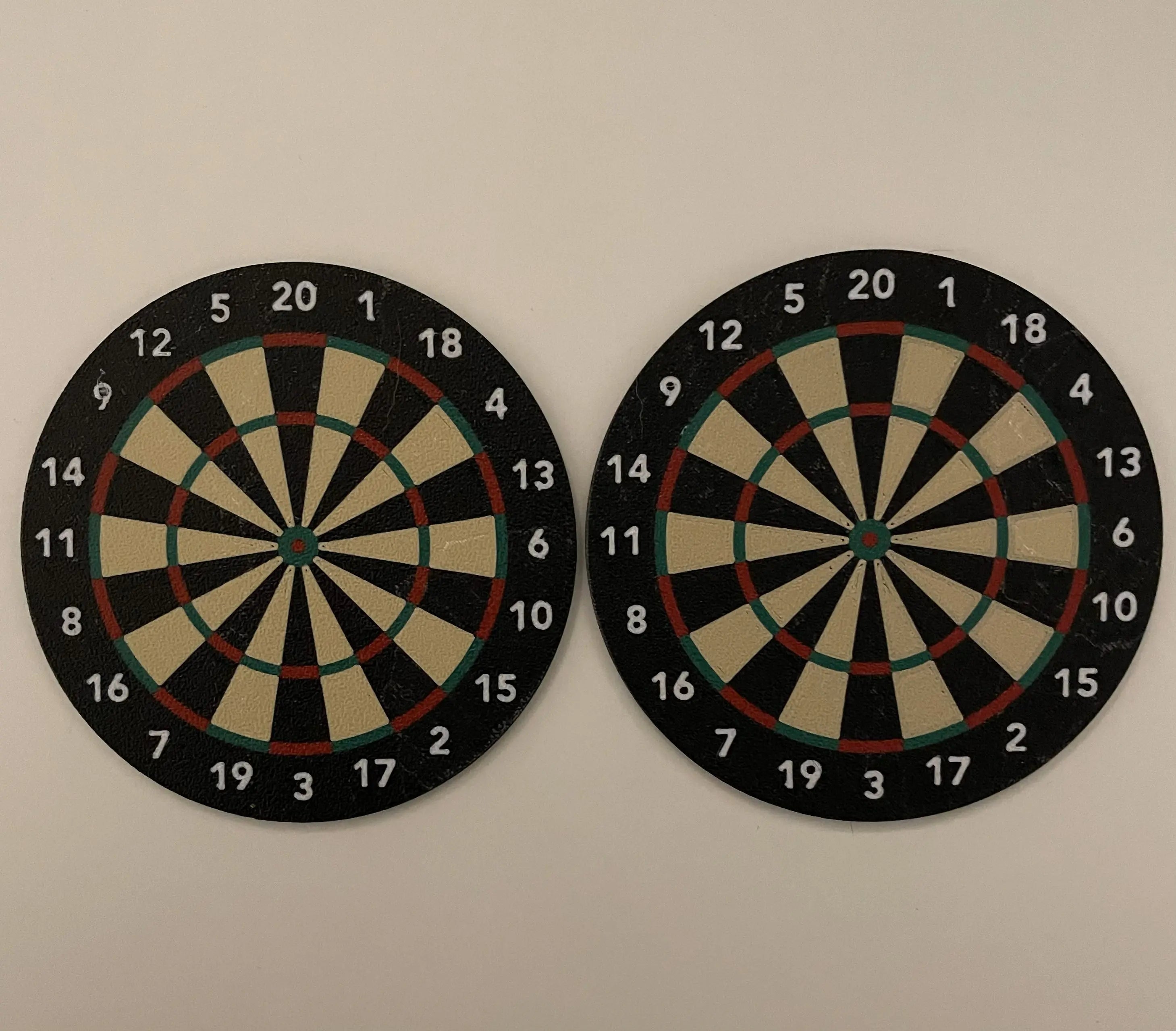 Invisible-Darts-Bierdeckel-Untersetzer-Dartboard-2-Stueck