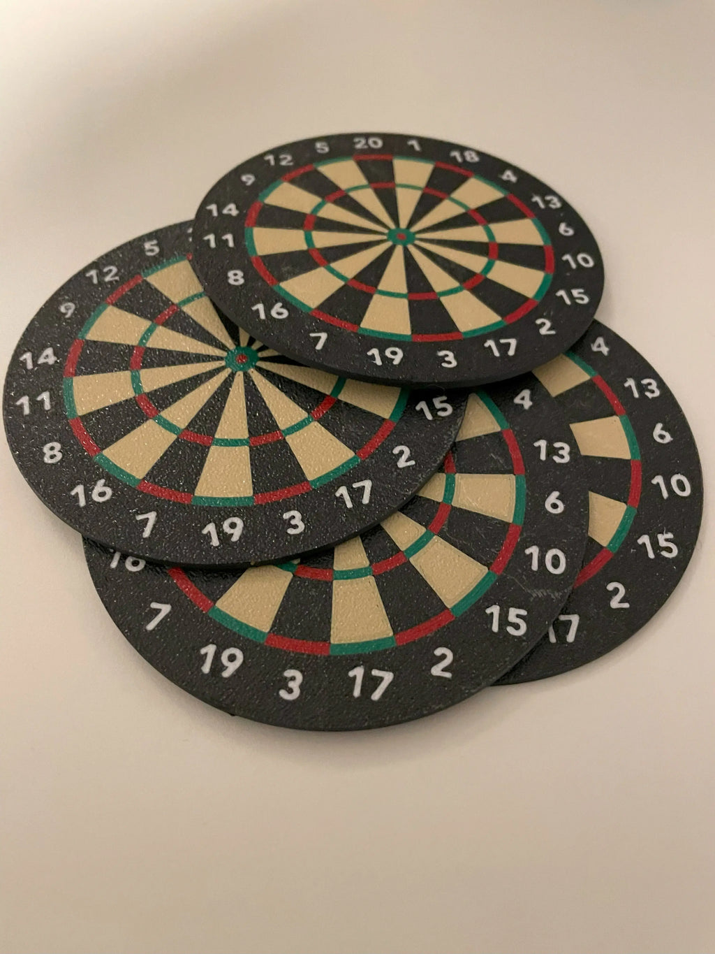 le-Darts-Bierdeckel-Untersetzer-Dartboard-4-Stueck-seitlich