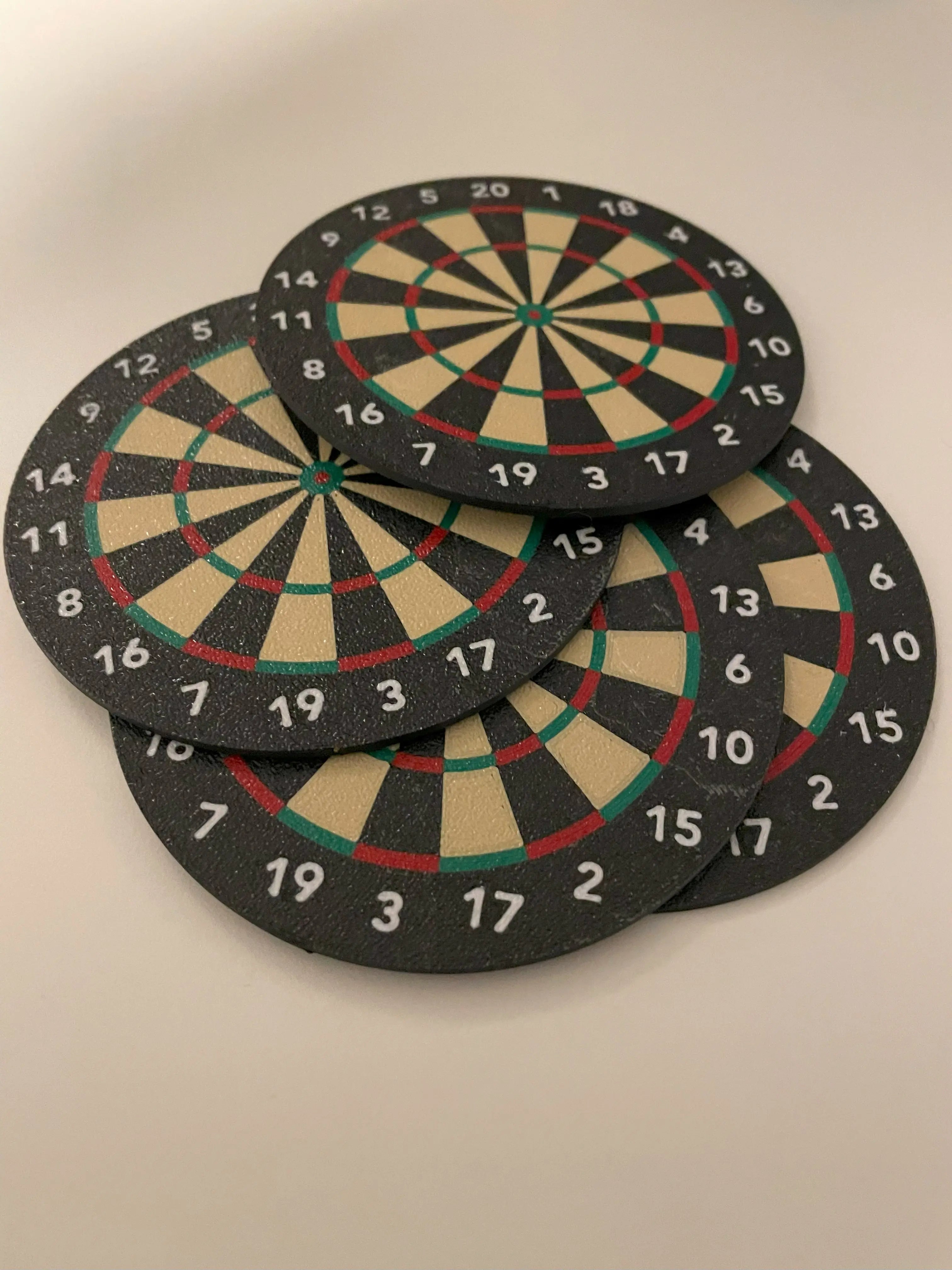 le-Darts-Bierdeckel-Untersetzer-Dartboard-4-Stueck-seitlich